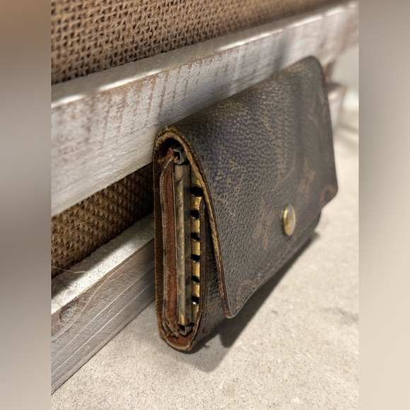 Louis Vuitton Monogram Key Holder - Picture 3 of 15